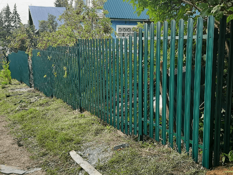 Фото забора из евроштакетника 95мм, ЭКО М-образный RAL6005, Эжва, общ. Таёжное